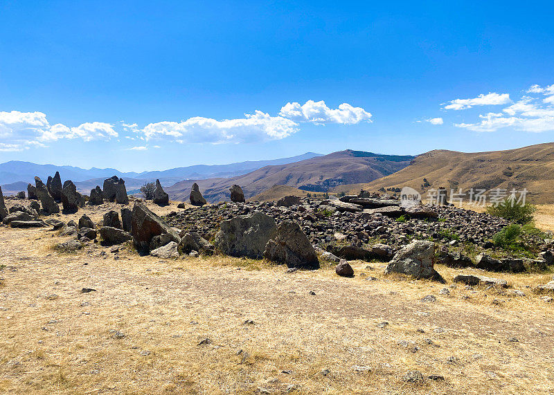 “巨石阵，卡拉胡吉，Zorats Karer”——坐落在一块布满石头的田野上，由许多巨大的、有洞的站立的石头组成。